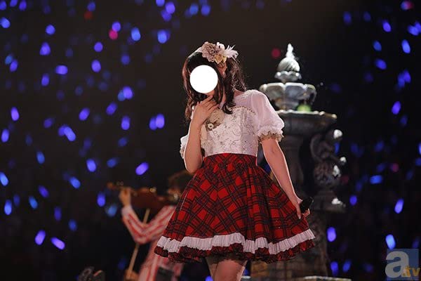 水樹奈々さん 着用 ニット＆スカート